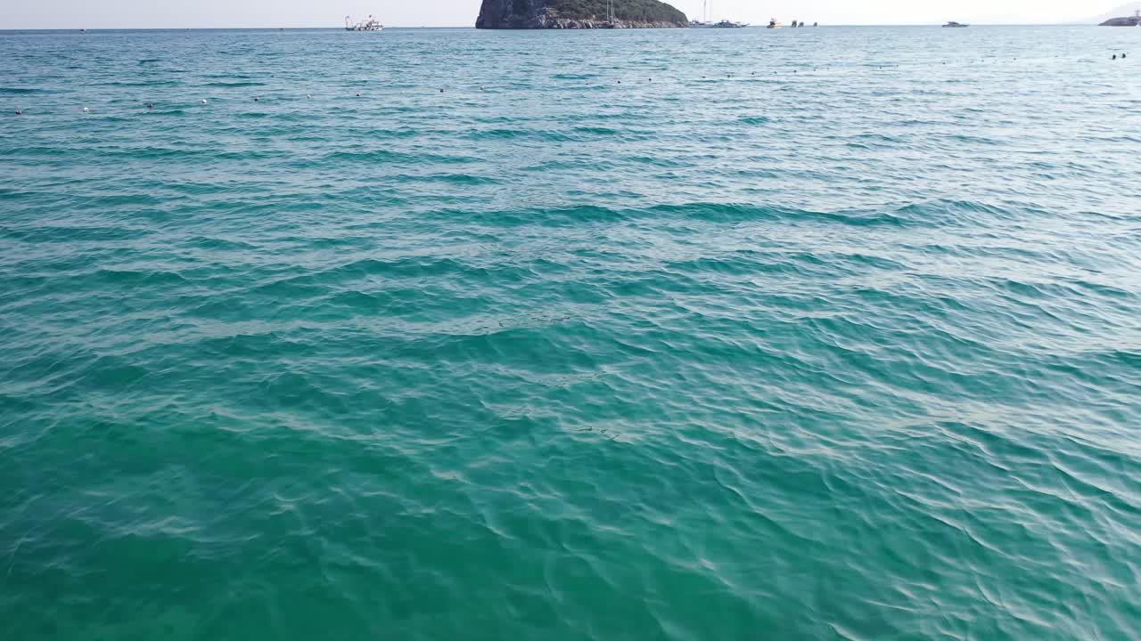 volando sobre el agua del mar mediterráneo cerca de antalya, turquía, revelando una foto de un dron de la isla de las ratas