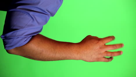 un brazo frente a una pantalla verde para ser tecleado y usado a voluntad