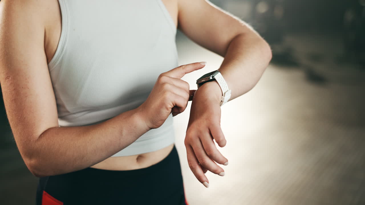 Smartwatch, mani e donna in palestra per il fitness