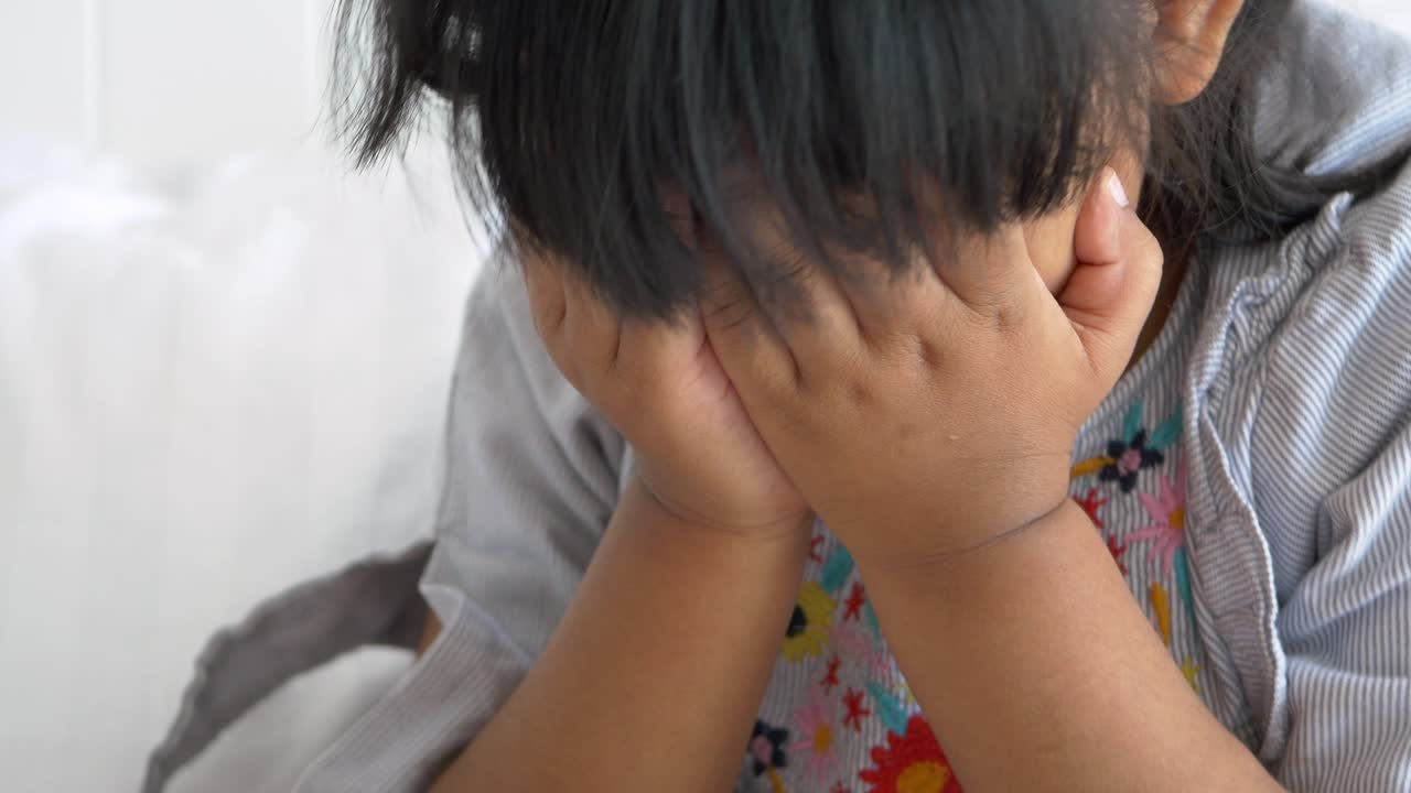 슬픈 아이가 얼굴을 고