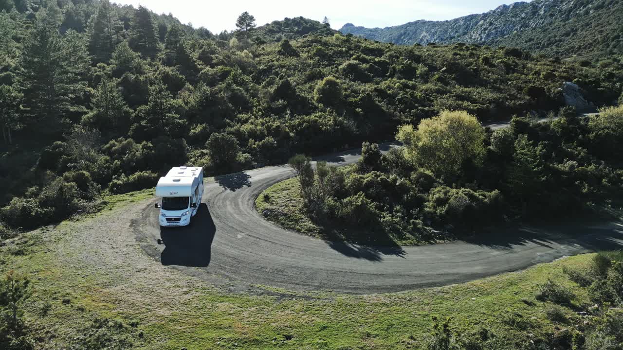 Güney Fransa'da Yeşil Tepelerde U Dönüşü Yapan Karavan, Vahşi Yollar, Havadan Drone Manzarası Çekimi