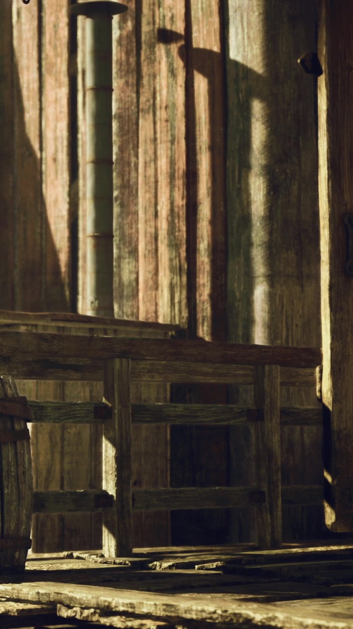 Interno di un edificio in legno con la luce del sole che filtra dalle finestre.