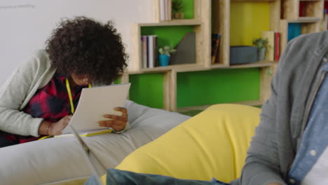 joven grupo de estudiantes de negocios estudian juntos trabajando en proyectos de lluvia de ideas colegas compartiendo ideas en colorida oficina multiétnica