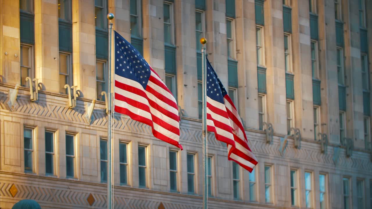 Bandiere USA al rallentatore, città patriottica e urbana, bellissimi grattacieli, 4K.