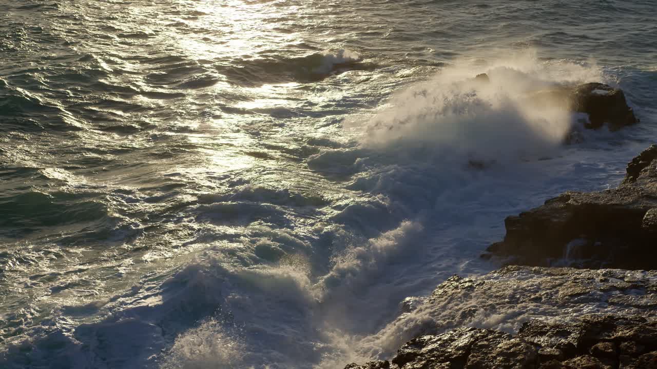 сильные волны, движущиеся с ветром во время восхода солнца в сиракузах, сицилия (сицилия, италия)