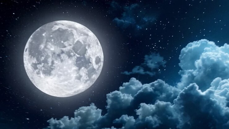 Um vídeo de céu noturno sereno com uma visão de baixo ângulo de uma lua cheia cercada por estrelas e dramática