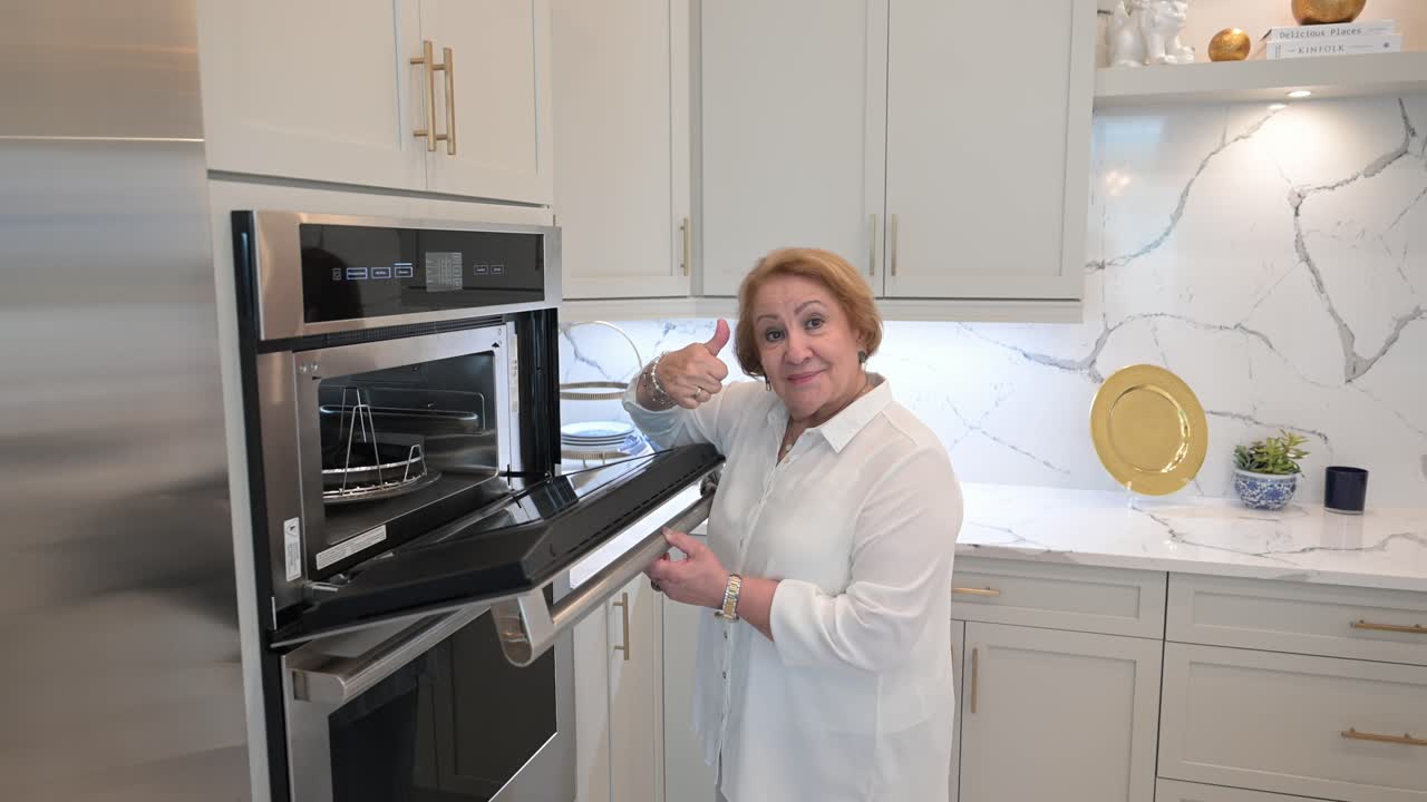 la compradora adora el diseño del nuevo horno y microondas en su elección de casa para la construcción