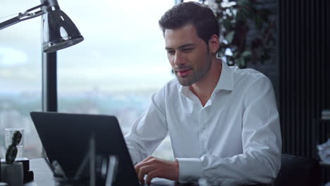 hombre de negocios trabajando en una computadora portátil en la oficina de su casa. escritura profesional en el teclado