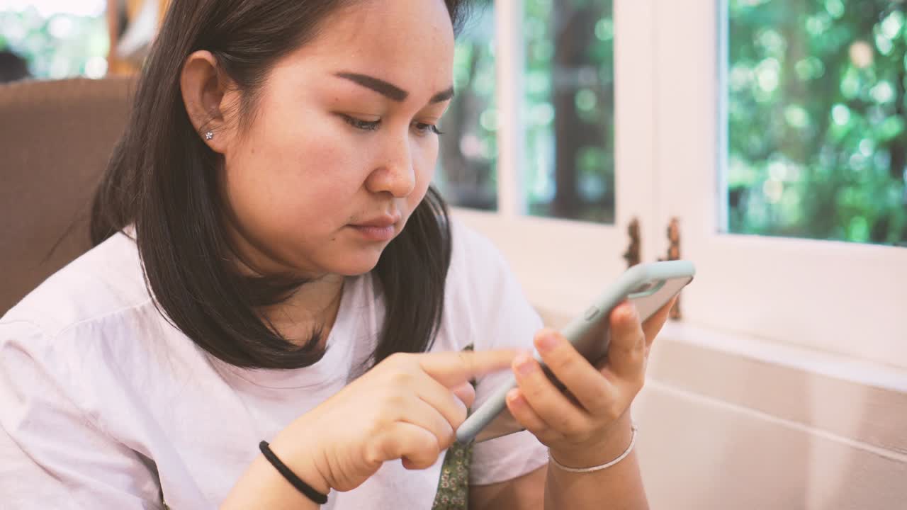 커피 카페에서 스마트폰을 사용하는 여성