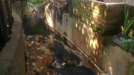 Drohne-Fliegt-über-Verwüsteten-Flusskanal-Mit-Verschmutztem-Wasser-Und-Plastikmüll