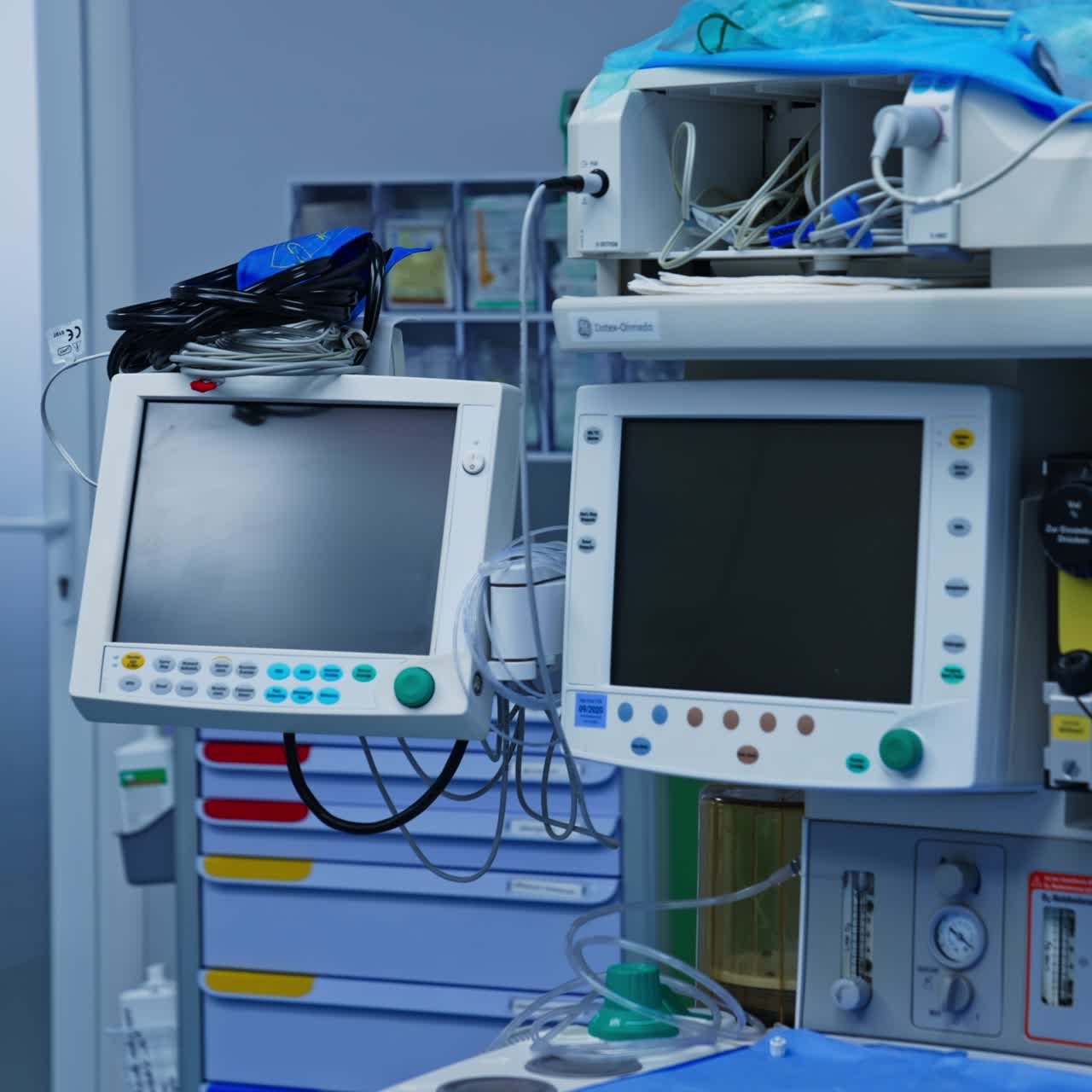 Aparato avanzado con dos pantallas en el quirófano. Equipo tecnológico con numerosos tubos en la sala de operaciones