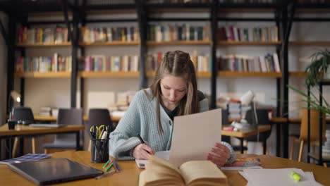 una adolescente estudiando en una biblioteca