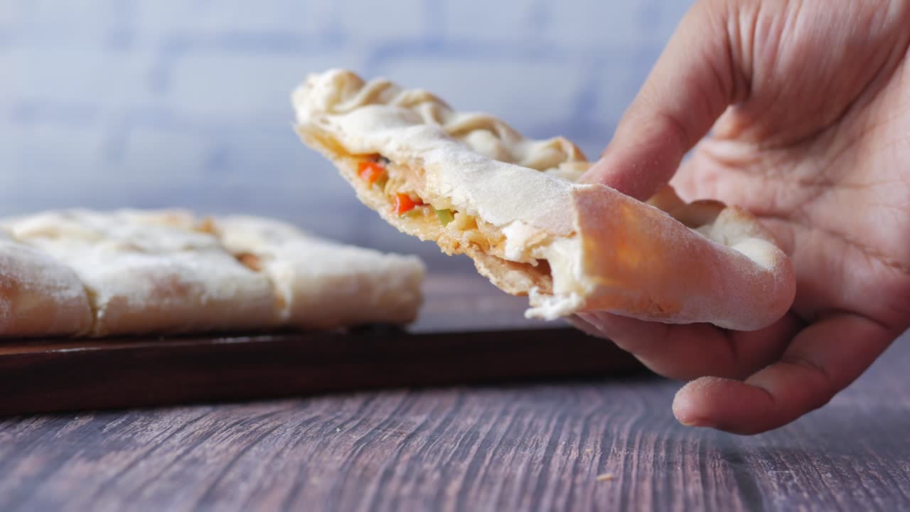 pizza calzone en una mesa