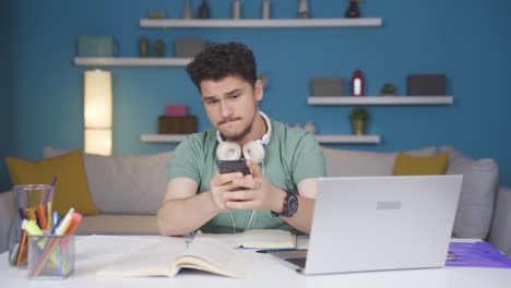 Estudiante-Varón-Usando-El-Teléfono-Mientras-Baila.