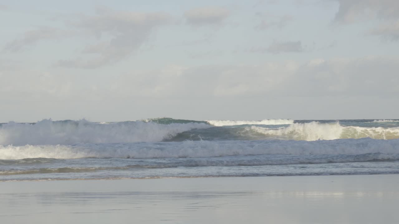 olas del océano chocando en la playa, océano pacífico, australia