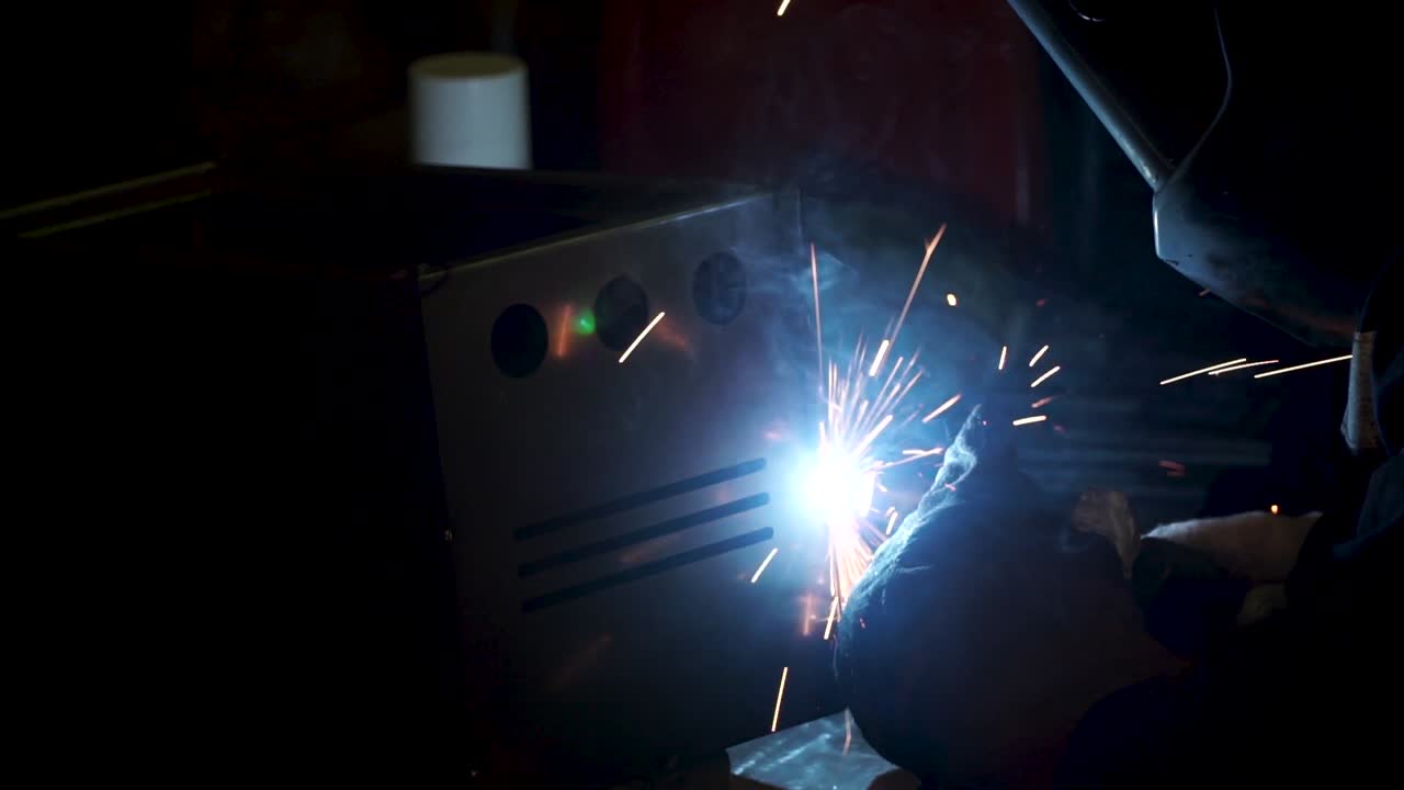 металлическая коробка для сварки в мастерской