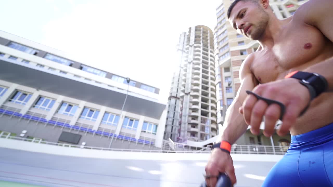 hombre haciendo ejercicio de kettlebell al aire libre