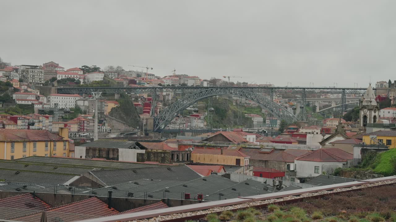 Cielo nuvoloso sui tetti di Porto e sul Ponte Dom Luis I