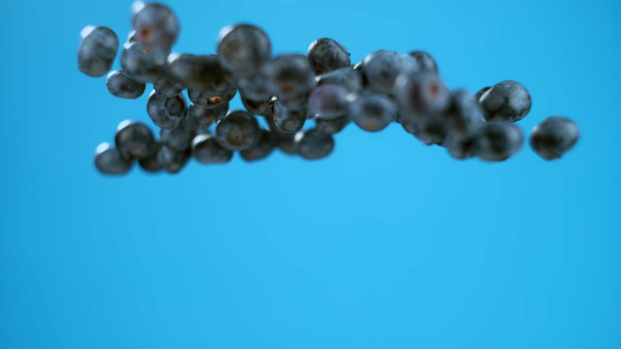 블루베리의 줄이 공중에서 날아다니고 있습니다.