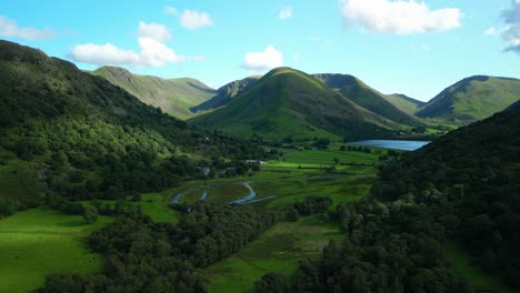 Exuberante-Valle-Verde-Rodeado-De-Montañas-Boscosas-Con-Un-Pequeño-Lago-Brotherswater-En-El-Día-De-Verano