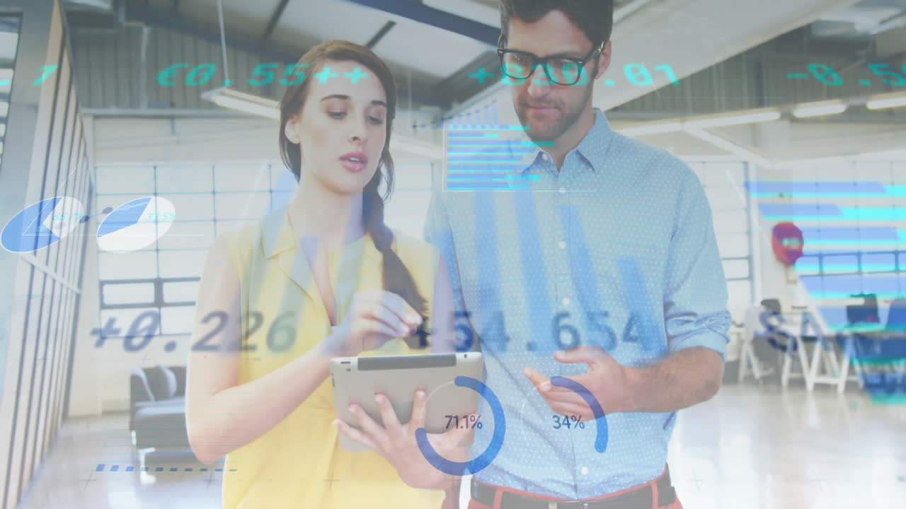 analizando datos financieros en la tableta, gente de negocios con gráficos animación sobre el fondo de la oficina