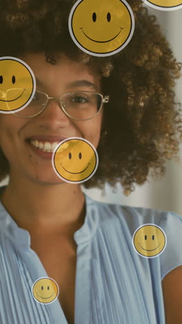 animación de iconos emoji sobre una feliz mujer biracial