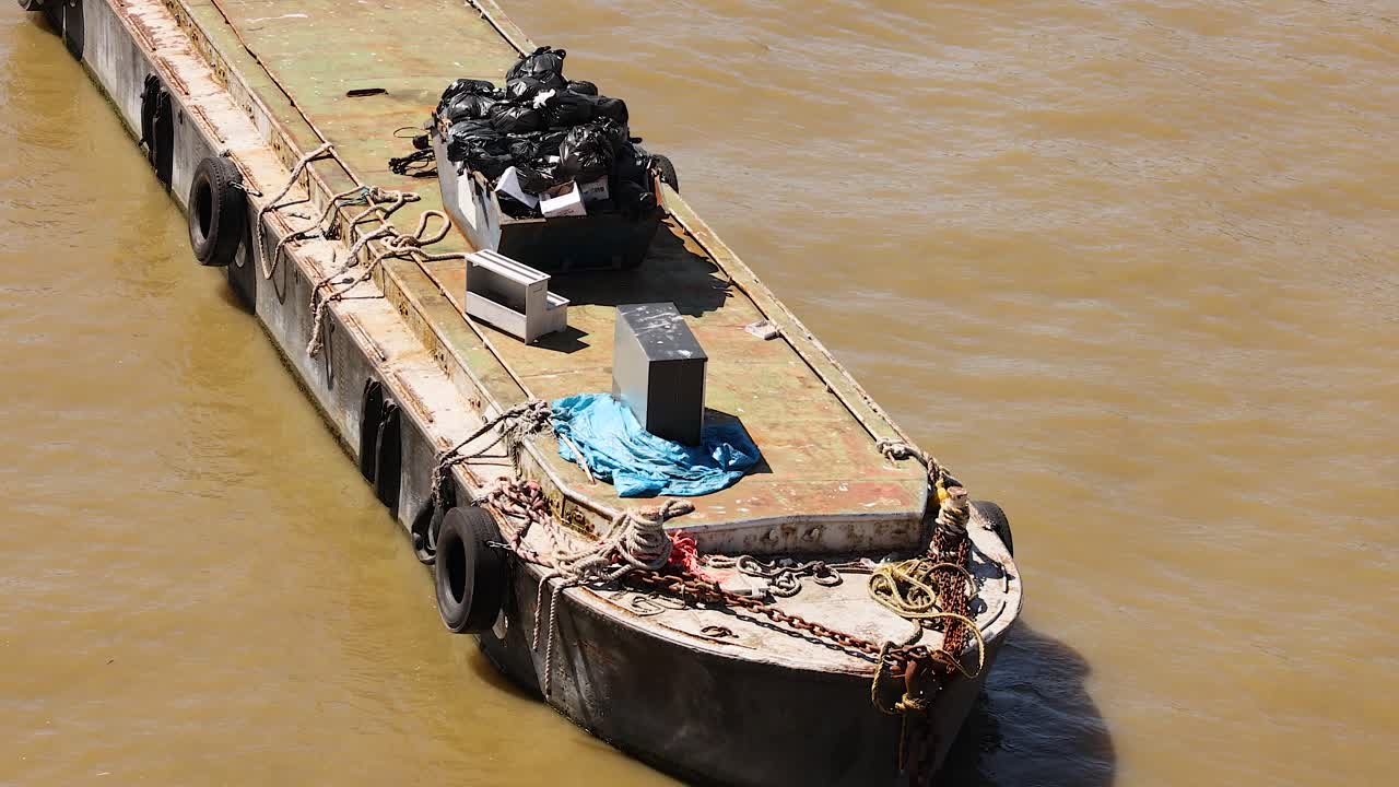 강을 따라 움직이는 배