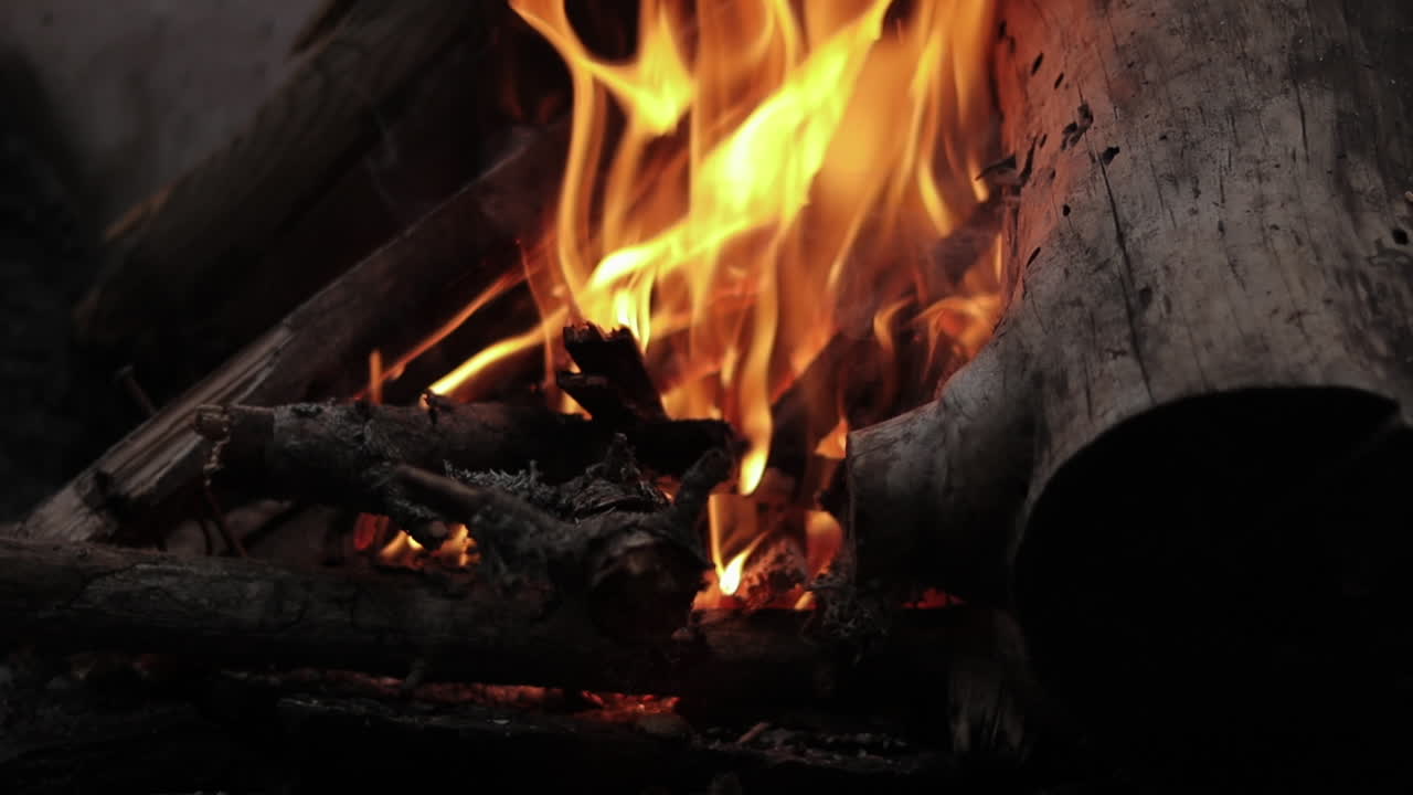 나무가 아직 타지 않았을 때 불 내부의 닫힌 프레임