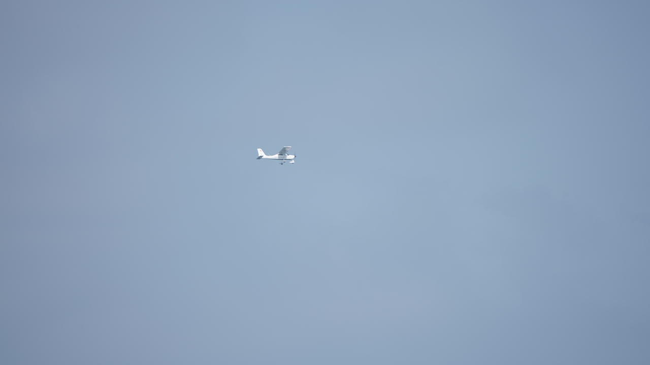 하늘에 있는 작은 비행기