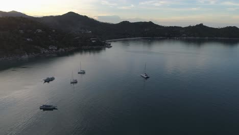 Vuelo-Al-Atardecer-Sobre-El-Mar-Con-Barcos