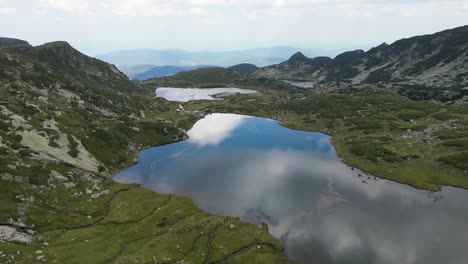 lago de montaña en los siete lagos de rila en bulgaria - dolly aéreo 4k