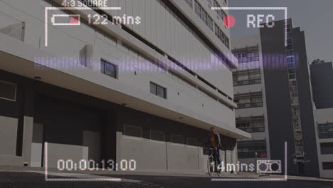 animación de la interfaz de grabación de video, con una mujer en bicicleta pasando por un edificio moderno al sol