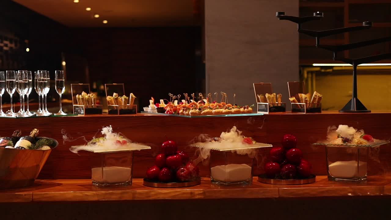 흡연 된 디저트 와 손가락 음식 을 가진 우아 한 뷔페