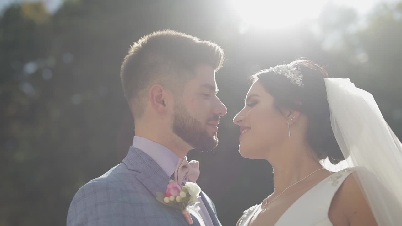 Casal de noivos. Noivo e noiva adoráveis. Família feliz. Homem e mulher apaixonados