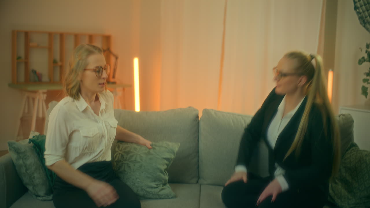 бизнес-тренер приветствует клиента на тренировку