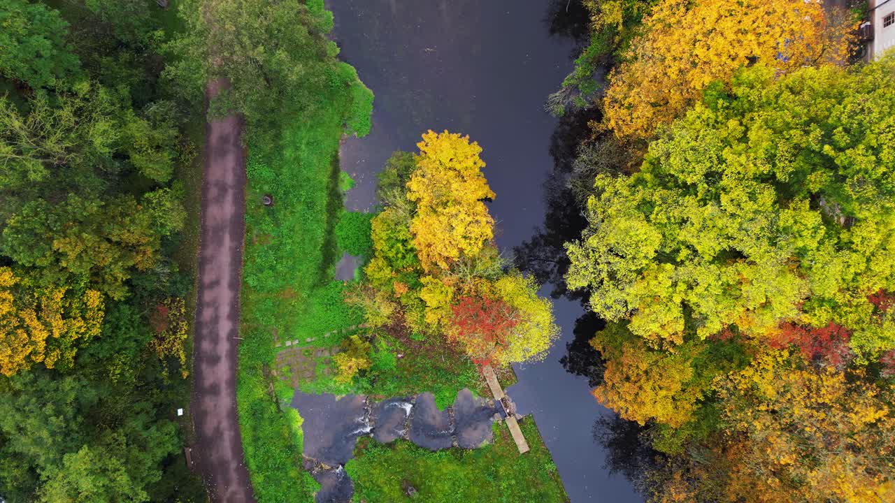 agradable vista aérea de arriba vuelo weimar parque histórico de turingia alemania otoño 23