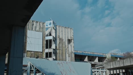 Erleben-Sie-Die-Lebendige-Atmosphäre-Des-Universitätskrankenhauses-Zagreb-An-Einem-Sonnigen-Tag-Und-Fangen-Sie-Das-Geschäftige-Treiben-Und-Die-Architektonische-Schönheit-In-Atemberaubenden-Details-Ein