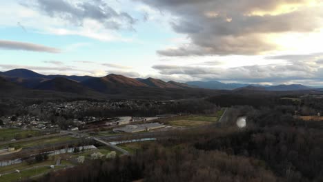 Drone-Vuela-En-Un-Parque-Cerca-De-Las-Montañas-Blue-Ridge-Al-Atardecer