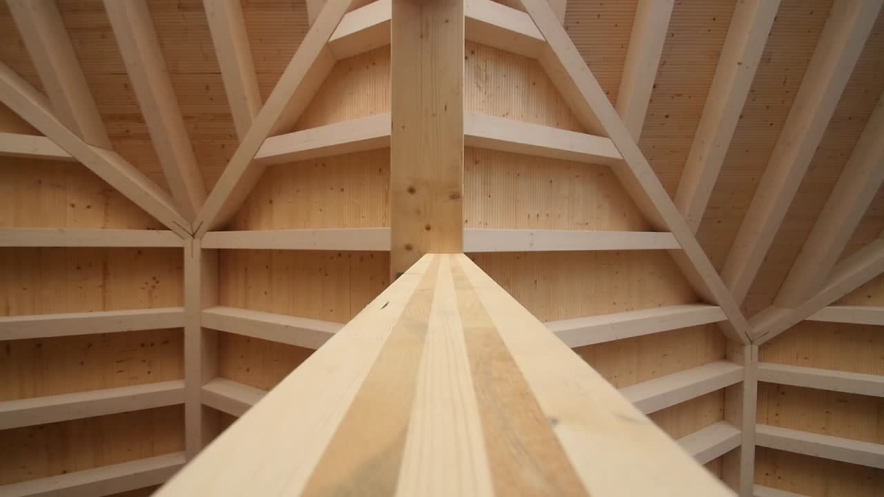 hermosa simetría de madera en una estructura de techo de madera en un sitio de construcción moderno en desarrollo arquitectónico