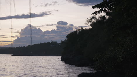 Tiro-De-Lapso-De-Tiempo-De-Las-Olas-Rompiendo-Contra-La-Orilla-Durante-La-Puesta-De-Sol-En-Bohol