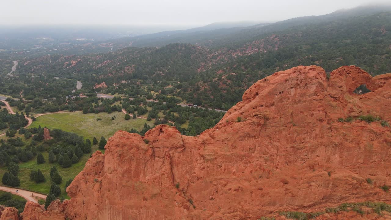 paisaje de las increíbles montañas naranjas en un día nublado y el bosque de pinos en el fondo