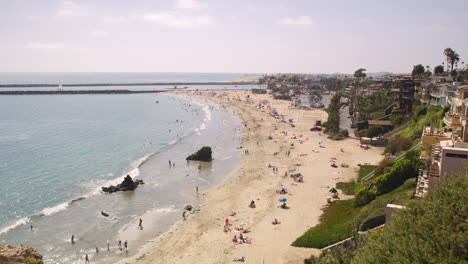 Gente-Disfrutando-Del-Parque-De-Playa-Estatal-Corona-Del-Mar-En-Un-Día-Soleado-Desde-El-Mirador-Del-Punto-De-Inspiración-En-California,-Ee.uu.