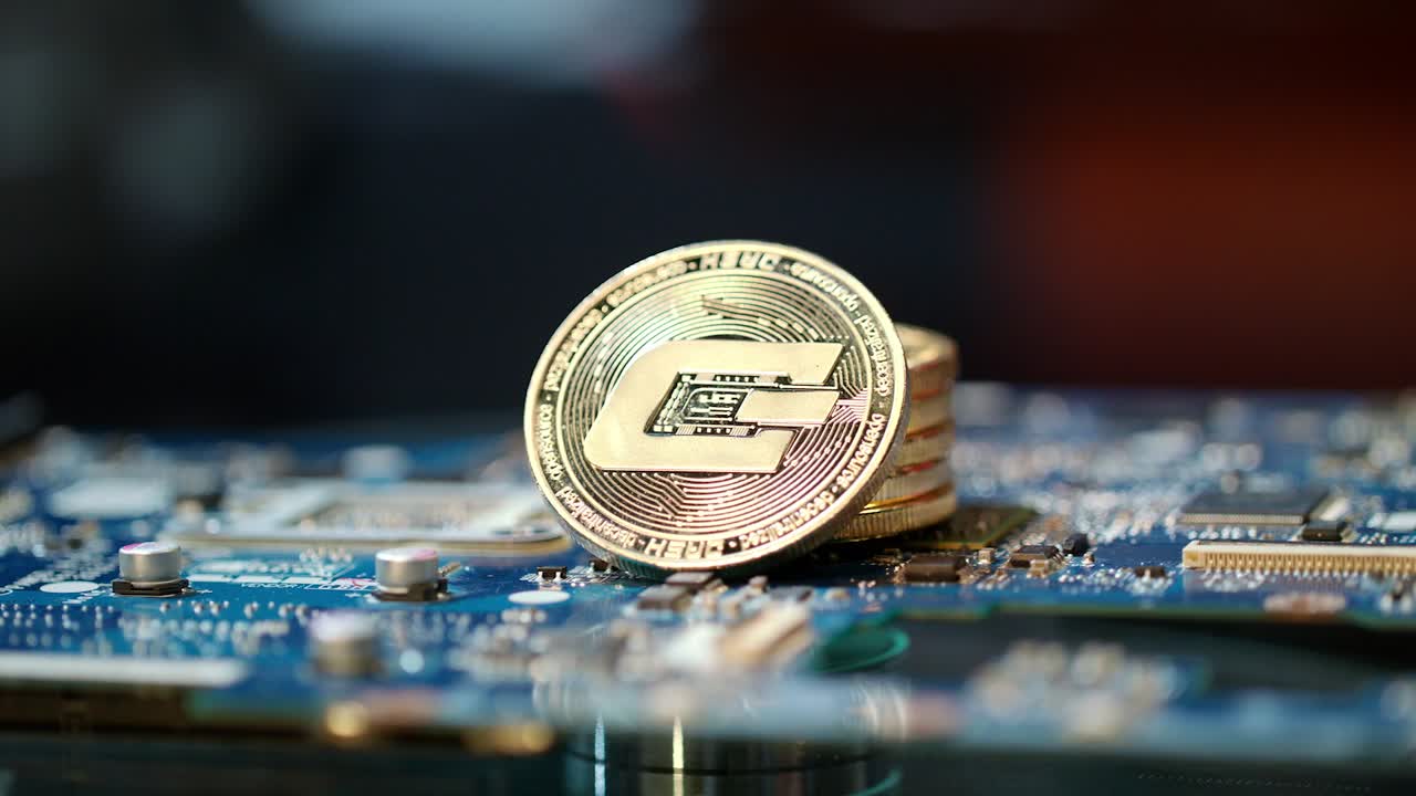 negocio alternativo de minería de criptomonedas. pila de monedas de oro dashcoin