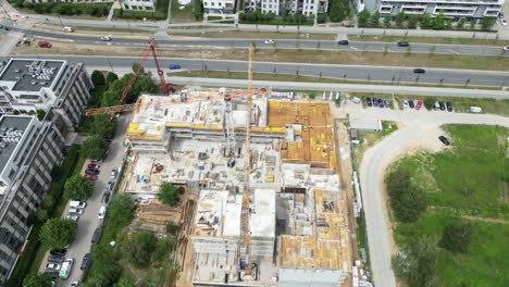 vista aérea del sitio de construcción con grúa y edificio