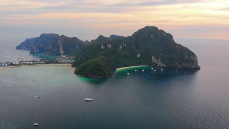 Barcos-Navegando-Alrededor-De-La-Isla-Phi-Phi-En-Una-Hermosa-Y-Colorida-Puesta-De-Sol