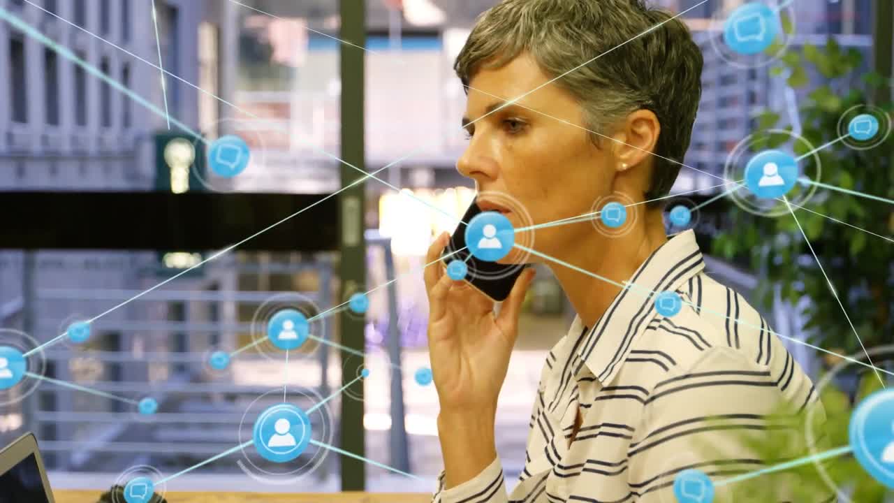 스마트 폰으로 이야기하는 백인 사업가 여성에 대한 연결 네트워크의 애니메이션