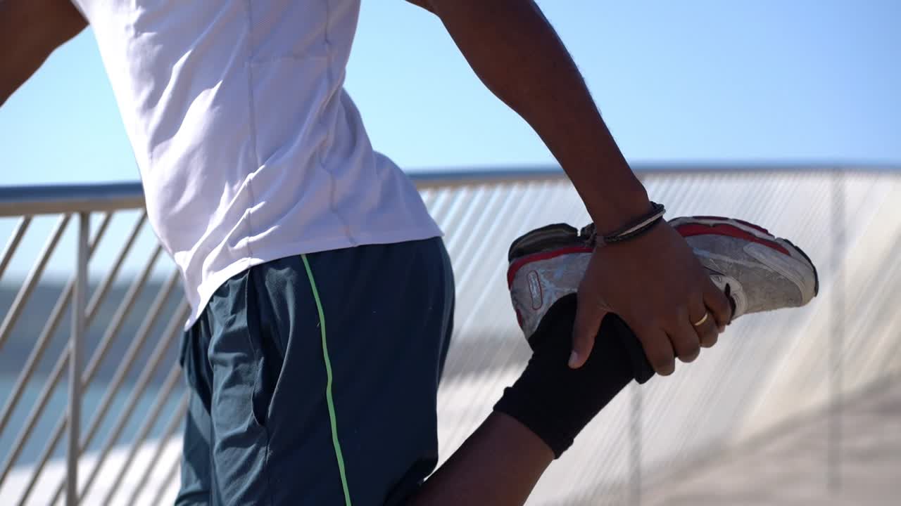 은 날 에 야외 에서 펴고 있는 남자