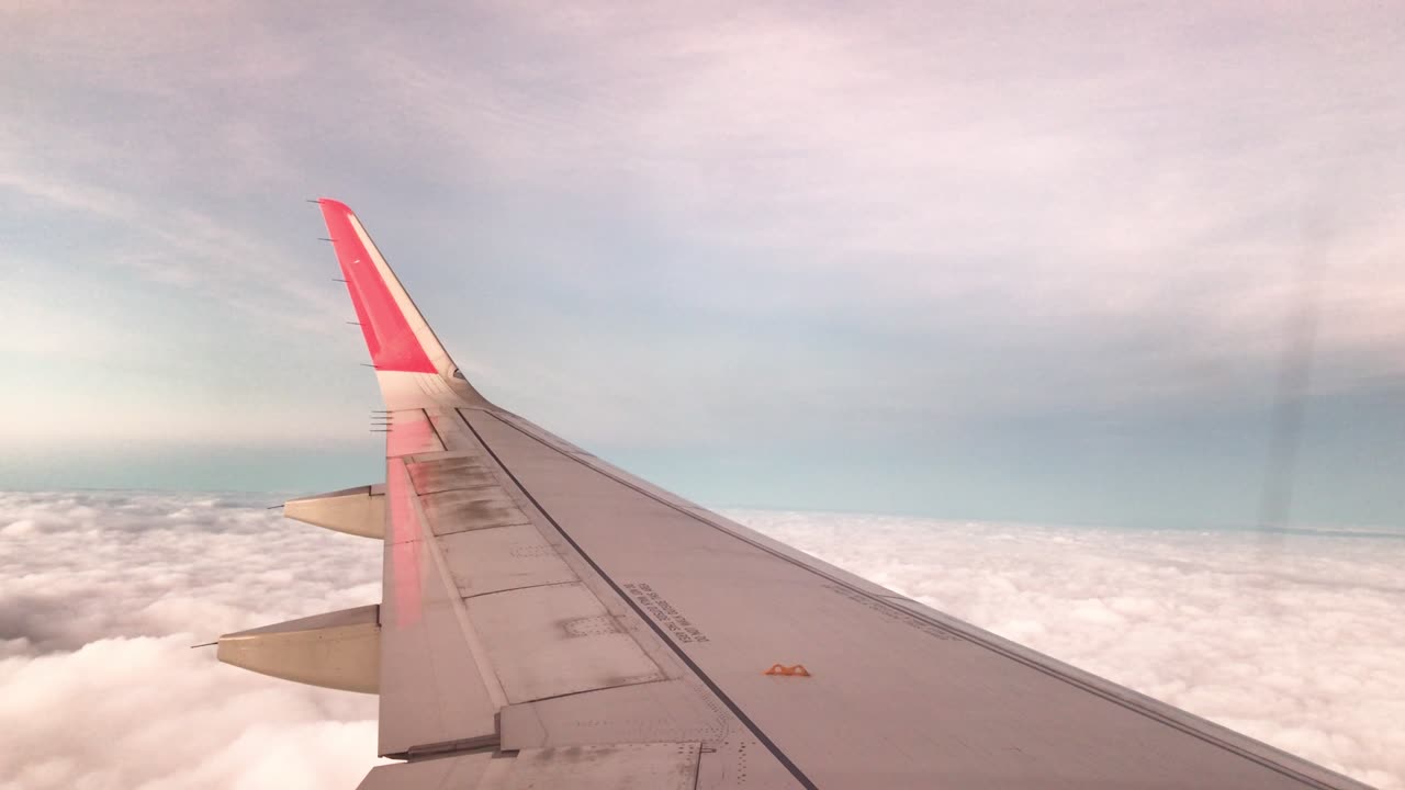 volando sobre las nubes con el cielo azul en el avión. vista del pasajero desde la ventana de la aeronave