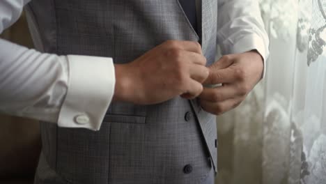 hombre botones hasta el traje