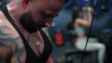 culturista masculino que realiza ejercicios de levantamiento de pesas en un entorno dinámico de gimnasio